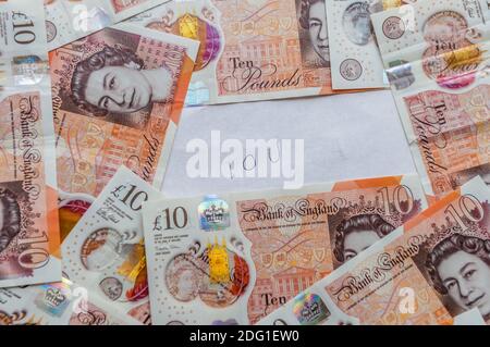 Je vous dois en plus des billets britanniques Banque D'Images