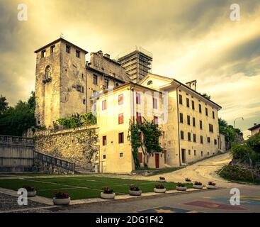 Vue sur le château d'Alboino en été depuis la Piazza Maggiore, Feltre, Belluno, Italie Banque D'Images