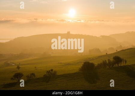 Abbotsbury, Dorset, Royaume-Uni. 7 décembre 2020. Météo Royaume-Uni. Vue vers la chapelle Sainte-Catherine à Abbotsbury, dans le Dorset, qui est cachée par une brume brumeuse un après-midi ensoleillé peu avant le coucher du soleil. Crédit photo : Graham Hunt/Alamy Live News Banque D'Images