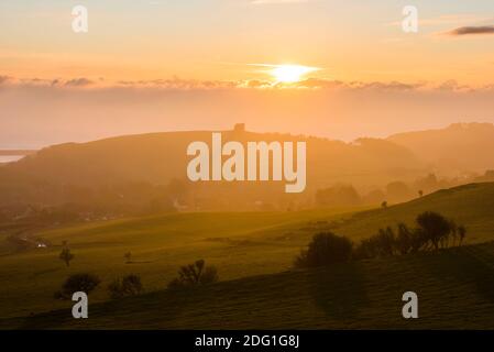 Abbotsbury, Dorset, Royaume-Uni. 7 décembre 2020. Météo Royaume-Uni. Vue vers la chapelle Sainte-Catherine à Abbotsbury, dans le Dorset, qui est cachée par une brume brumeuse un après-midi ensoleillé peu avant le coucher du soleil. Crédit photo : Graham Hunt/Alamy Live News Banque D'Images