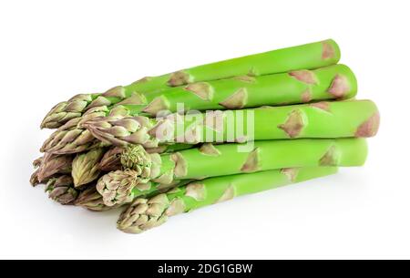 Asperges isolées sur fond blanc. Asperges crues. Concept alimentaire végétalien. Banque D'Images