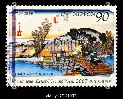 MOSCOU, RUSSIE - 18 AOÛT 2018 : un timbre imprimé au Japon montre '4e station : Hodogaya' par Utagawa Hiroshige, semaine internationale de rédaction de lettres 2007 Banque D'Images