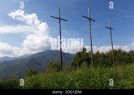 Varallo, Italie - 19 août 2020: Vue de trois croix dans la montagne appelée tre croci à Varallo Banque D'Images