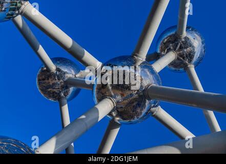 Belgique, Bruxelles, l'Atomium, gros plan graphique de certaines sphères de l'Atomium. Banque D'Images