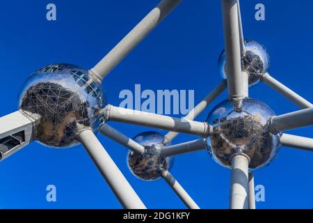 Belgique, Bruxelles, l'Atomium, gros plan graphique de certaines sphères de l'Atomium. Banque D'Images