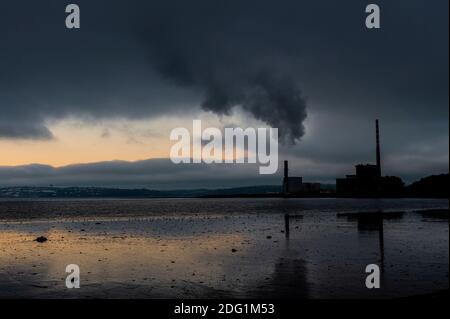 WhiteGate, West Cork, Irlande. 7 décembre 2020. Le soleil se couche derrière une couverture nuageuse basse au-dessus du terminal pétrolier de Whitegate, à East Cork, après une journée de soleil d'hiver. Crédit : AG News/Alay Live News Banque D'Images