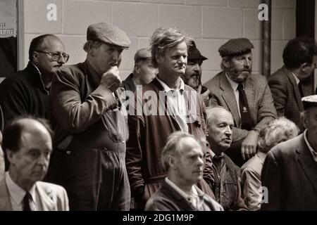 Les agriculteurs et les soumissionnaires inquiets à la vente aux enchères du marché du bétail, Louth, Lincolnshire, Angleterre, Royaume-Uni Banque D'Images