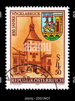 MOSCOU, RUSSIE - 18 AOÛT 2018 : un timbre imprimé en Autriche montre la ville de Vocklabruck, 850ème anniversaire, série, vers 1984 Banque D'Images