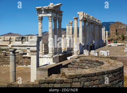 Ruines de l'ancienne Pergame au-dessus de Bergama, province d'Izmir, Turquie. Le Temple de Trajan, achevé au 2ème siècle après J.-C. Les ruines sont un H du monde de l'UNESCO Banque D'Images