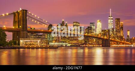 Coucher de soleil sur le pont de Brooklyn de New York, East River, panorama, horizon de Lower Manhattan, horizon de New York la nuit, New York City, États-Unis d'Amérique Banque D'Images