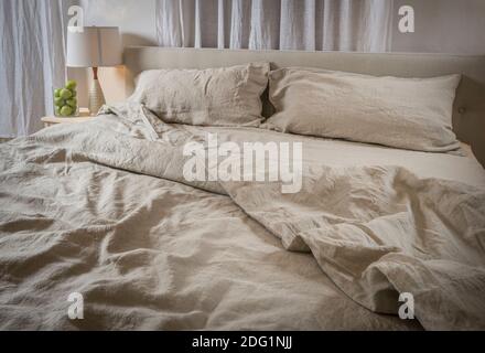 Draps froissés dans une chambre à coucher désordonnée, USA Banque D'Images