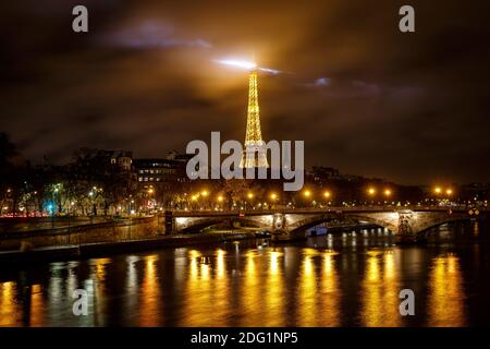 Paris, France 27.11.2019 : la tour Eiffel la nuit Banque D'Images