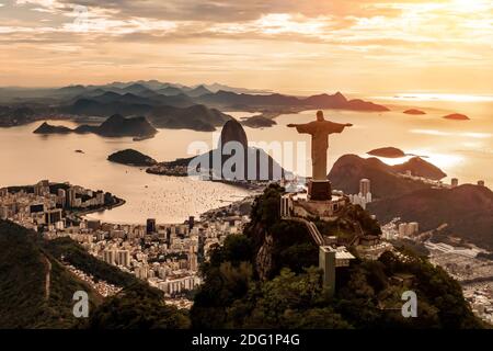 Rio de Janeiro, Brésil - 23.11.2019: Vue aérienne de Rio de Janeiro avec Christ Rédempteur et montagne du Corcovado. Banque D'Images