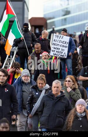 Manifestation anti-verrouillage à Stratford, Londres, 5 décembre 2020. Une foule de manifestants marchant dans les escaliers. Banque D'Images