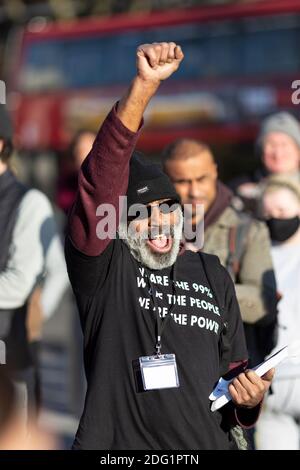 Manifestation anti-verrouillage à Stratford, Londres, 5 décembre 2020. Un manifestant lève le poing. Banque D'Images