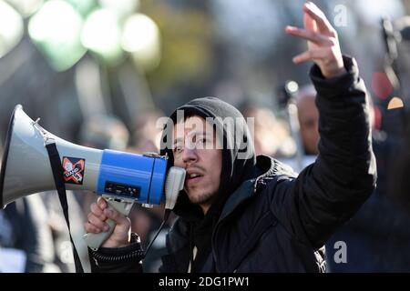 Manifestation anti-verrouillage à Stratford, Londres, 5 décembre 2020. Un manifestant parle en mégaphone. Banque D'Images