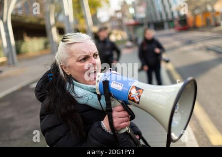 Manifestation anti-verrouillage à Stratford, Londres, 5 décembre 2020. Un manifestant féminin parle en mégaphone. Banque D'Images