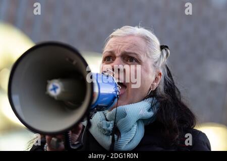 Manifestation anti-verrouillage à Stratford, Londres, 5 décembre 2020. Un manifestant féminin parle en mégaphone. Banque D'Images