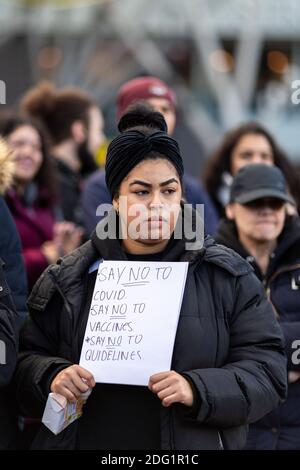 Manifestation anti-verrouillage à Stratford, Londres, 5 décembre 2020. Portrait d'un manifestant portant un écriteau. Banque D'Images