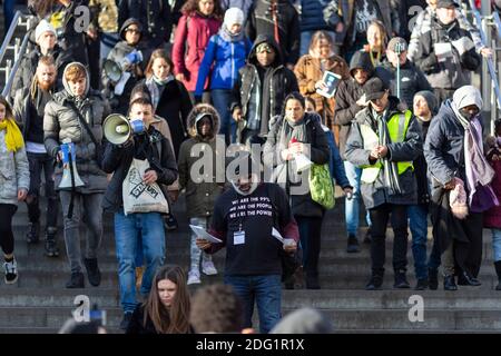 Manifestation anti-verrouillage à Stratford, Londres, 5 décembre 2020. Les manifestants défilent dans les escaliers. Banque D'Images