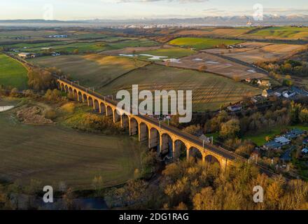 Vue aérienne du Viaduc Avon qui porte le chemin de fer sur la rivière Avon à Linlithgow, Lothian Ouest, Écosse. Banque D'Images