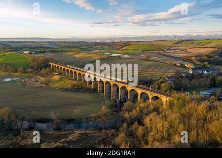 Vue aérienne du Viaduc Avon qui porte le chemin de fer sur la rivière Avon à Linlithgow, Lothian Ouest, Écosse. Banque D'Images