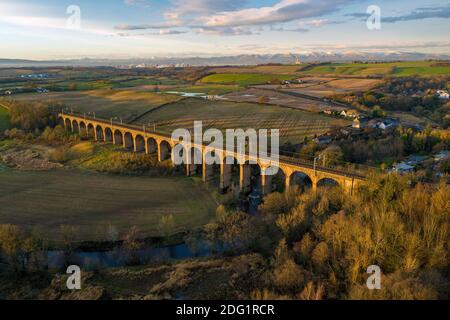 Vue aérienne du Viaduc Avon qui porte le chemin de fer sur la rivière Avon à Linlithgow, Lothian Ouest, Écosse. Banque D'Images