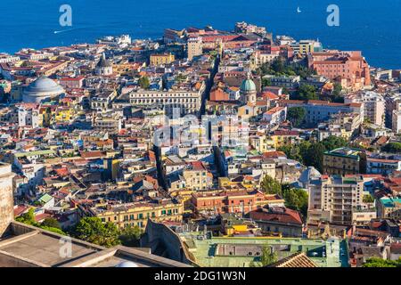 Ville de Naples en Italie, vue aérienne paysage urbain de Naples, quartier de bord de mer. Banque D'Images