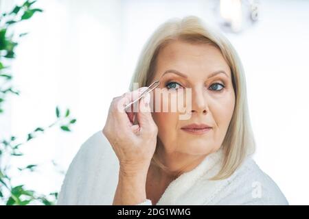 Femme âgée dans la salle de bains Banque D'Images