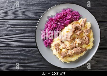 Tasty Hachee ou hashay est un plat traditionnel hollandais d'hiver avec du bœuf. gros plan dans l'assiette sur la table. Vue horizontale du dessus Banque D'Images