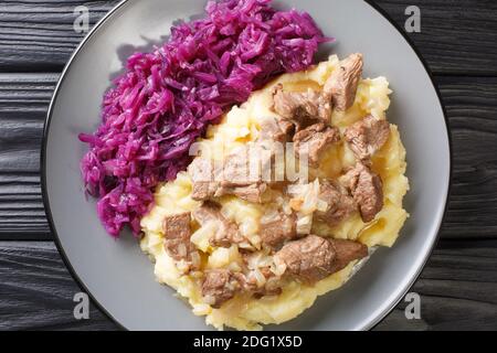 Hachee à base de boeuf, oignons, pommes de terre, chou rouge est un exemple typique de la cuisine traditionnelle hollandaise à proximité dans l'assiette sur la table. Horizontal à Banque D'Images