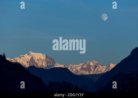 Pleine lune sur le Mont blanc, Alpes françaises. Banque D'Images