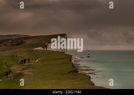 West Beachy Head, Eastbourne, East Sussex, Royaume-Uni. 7 décembre 2020. Ciel sombre sur la côte du Sussex avec bruine et brouillard qui persiste. Température de quelques degrés au-dessus du point de congélation. Néanmoins, beaucoup de gens à l'extérieur appréciant l'air frais et le paysage glorieux le long de Southdowns Way. Crédit : David Burr/Alay Live News Banque D'Images