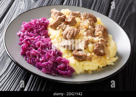 Plat de bœuf salé et d'oignon rachee recette dans l'assiette sur la table. Horizontal Banque D'Images