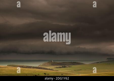 Eastbourne, East Sussex, Royaume-Uni. 7 décembre 2020. Ciel sombre sur la côte du Sussex avec bruine et brouillard qui persiste. Température de quelques degrés au-dessus du point de congélation. Cette photo a été prise de la route à Beachy Head. Centre du phare Belle tout, Birling Gap à droite. Crédit : David Burr/Alay Live News Banque D'Images