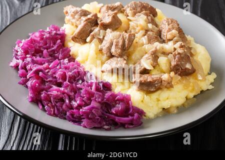 Tasty Hachee ou hashay est un plat traditionnel hollandais d'hiver avec du bœuf. gros plan dans l'assiette sur la table. Horizontal Banque D'Images