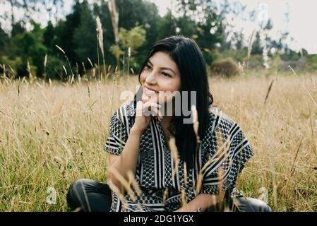 Portrait d'une jolie femme hispanique dans le parc Banque D'Images