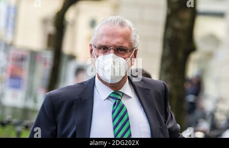 Munich, Bavière, Allemagne. 7 décembre 2020. Le ministre bavarois de l'intérieur JOACHIM HERRMANN.Â avec la Munich, la police fédérale, et MVG UBahn Wache le ministre bavarois de l'intérieur Joachim Herrmann et le ministre des Transports Kerstin Schreyer ont organisé une démonstration publique des contrôles de masque de police visant le système de transportationpublic.Â en outre, les ministres discutles statistiques pour les contrôles, les interventions, Et l'émission d'amendes.les résidents se sont plaints et ont posté des photos en ligne de nombre croissant de cavaliers ne portant pas ou ne portant pas correctement, ce qui a soulevé le Coro Banque D'Images