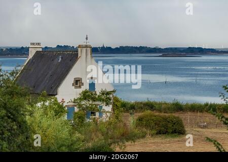 Bretagne, Ile aux Moines dans le golfe du Morbihan, belle maison au bord de la mer Banque D'Images
