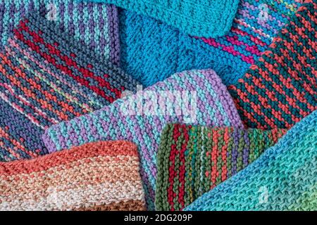 Un assortiment coloré de vêtements en coton tricoté faits maison. Banque D'Images