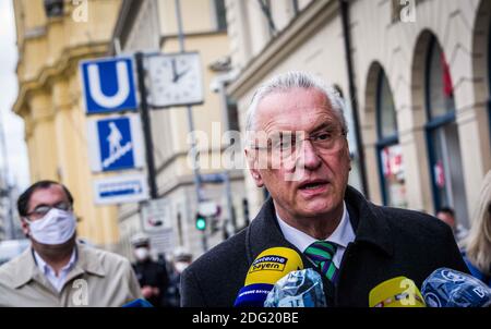 Munich, Bavière, Allemagne. 7 décembre 2020. Le ministre bavarois de l'intérieur JOACHIM HERRMANN.Â avec la Munich, la police fédérale, et MVG UBahn Wache le ministre bavarois de l'intérieur Joachim Herrmann et le ministre des Transports Kerstin Schreyer ont organisé une démonstration publique des contrôles de masque de police visant le système de transportationpublic.Â en outre, les ministres discutles statistiques pour les contrôles, les interventions, Et l'émission d'amendes.les résidents se sont plaints et ont posté des photos en ligne de nombre croissant de cavaliers ne portant pas ou ne portant pas correctement, ce qui a soulevé le Coro Banque D'Images