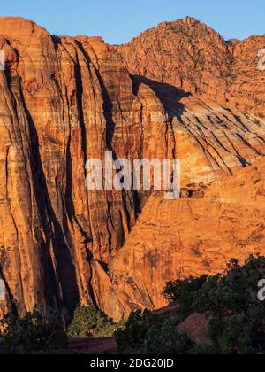 Le lever du soleil illumine les falaises des Petrified Dunes, parc national de Snow Canyon, Saint George, Utah. Banque D'Images