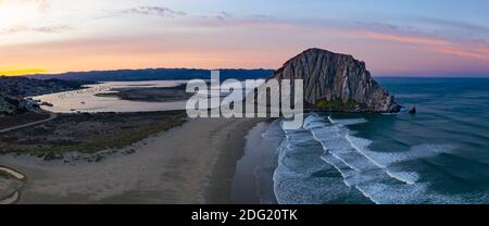 À l'aube, l'océan Pacifique rencontre le littoral emblématique de Morro Bay, en Californie. Cette partie de la Californie centrale est connue pour ses magnifiques côtes. Banque D'Images