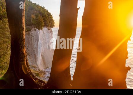 Sassnitz, Allemagne. 24 août 2020. Lever du soleil à Wissower Klinken sur l'île de Rügen. Credit: Stephan Schulz/dpa-Zentralbild/ZB/dpa/Alay Live News Banque D'Images