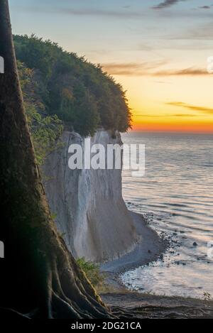 Sassnitz, Allemagne. 24 août 2020. Lever du soleil à Wissower Klinken sur l'île de Rügen. Credit: Stephan Schulz/dpa-Zentralbild/ZB/dpa/Alay Live News Banque D'Images