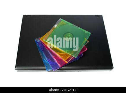 CD colorés sur un ordinateur portable isolé Banque D'Images