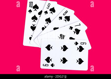 Cartes de jeu de chasse de poker, combinaison de spades, fond rouge Banque D'Images