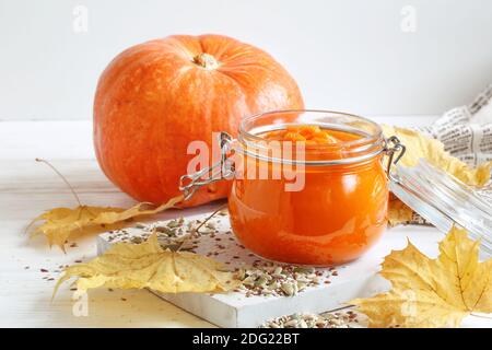 Mise en conserve maison de la récolte d'automne, alimentation végétarienne saine, caviar épicé de citrouille d'orange, carottes et courgettes avec g Banque D'Images