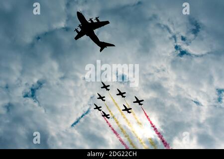 Fête aérienne des avions à travers le ciel de Gijon Banque D'Images