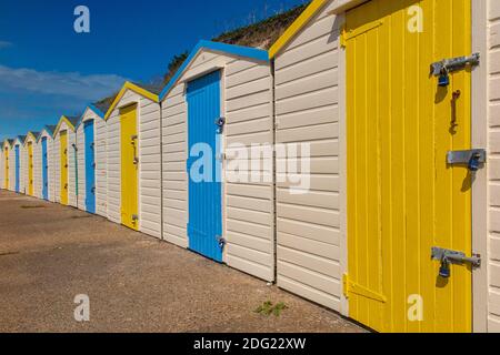 Une rangée de cabanes de plage à Westgate Bay, Margate, Kent Banque D'Images